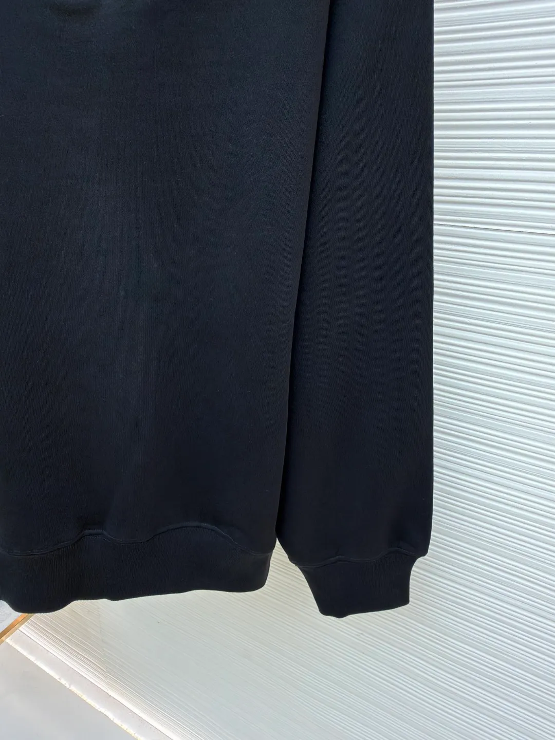 Ralph Lauren pink label half turtleneck sweatshirt ●Original version: Purchased and developed at 2190 ●Item number: 1681981-A90 ●Material: Wei cotton fleece composite fabric ●Technology: patch embroidery production ●Color: black pink ●Version: fitted version ●Weight: about 705 grams ●Size: S-M-L-XL ●Description: Customized luxury cotton fleece composite material, soft and silky, comfortable and skin-friendly It uses an extremely pure black tone as the background. A touch of pink pony logo embroidery is embellished on the chest. It is low-key and powerful. The back panel is embellished with the brand letters outlined in ivory white satin intarsia. The pink pony embroidery jumping in the center is the only color footnote in this black and white silent film. It coincides with the elegant and uninhibited brand philosophy. Its unique ribbed half-high collar design is sublimated, giving more flexibility and fashion sense to wear, showing taste in silence. Showing elegance and style, it uses imported machine embroidery technology. It uses advanced computer control systems and precision mechanical components to realize pony mark embroidery operations with high precision. The lines are smooth and delicate. It uses imported machine patch embroidery techniques. It uses advanced computer control systems and precision mechanical components to realize Ralph Lauren patch embroidery operations. It presents an embroidery effect with both clarity and three-dimensionality. The fabrics have been carefully washed. It has better hand feel and texture. It is not easy to deform, not easy to shrink, not easy to fade, and maintains long-term beauty. The overall wiring is straight and delicate, the fabric is comfortable and soft, and the color is consistent without color difference. It can be matched with the same style to create a fashionable look and control various occasions. Customized accessories, complete with three standards, same style for men and women!